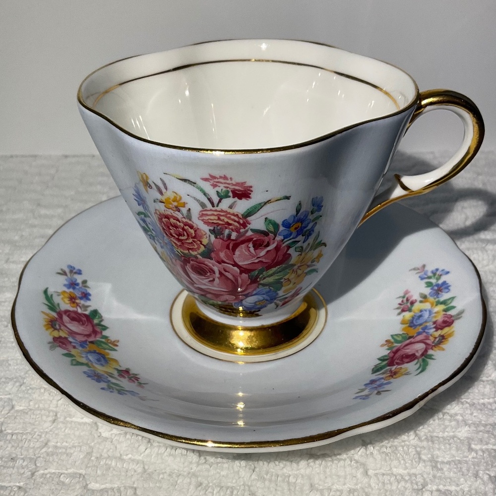 Vintage Windsor Bone China Floral Scalloped Teacup and Saucer Made in England